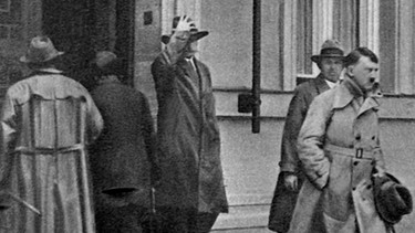 Adolf Hitler (rechts) verlässt das "Braune Haus" in München (undatierte Aufnahme). | Bild: picture-alliance/dpa 
