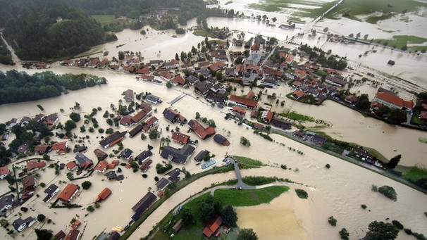 August 2005: "Land unter" in Eschenlohe - das Wasser stand bis zu 1,50 Meter hoch in der Gemeinde. | Bild: picture-alliance/dpa