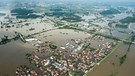 Juni 2013: Hochwasser im Deggendorfer Ortsteil Fischerdorf | Bild: pa/dpa/Armin Weigel
