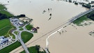 Weite Teile der Landschaft und der Autobahn A 8 nahe der Ortschaft Kolbermoor sind überflutet | Bild: picture-alliance/dpa