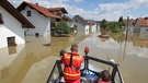 Helfer des DLRG (Deutche Lebensrettungs Gesellschaft) fahren am 05.06.2013 durch das überflutete Deggendorf | Bild: picture-alliance/dpa