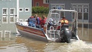 Helfer des DLRG (Deutsche Lebensrettungs Gesellschaft) fahren am 05.06.2013 durch das überflutete Deggendorf | Bild: picture-alliance/dpa