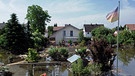 Häuser stehen am 08.06.2013 im Deggendorfer Ortsteil Fischerdorf im Hochwasser der Donau. | Bild: picture-alliance/dpa