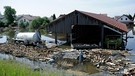 Ein Bauernhof ist am 08.06.2013 im Deggendorfer Ortsteil Fischerdorf vom Hochwasser der Donau überflutet. | Bild: picture-alliance/dpa