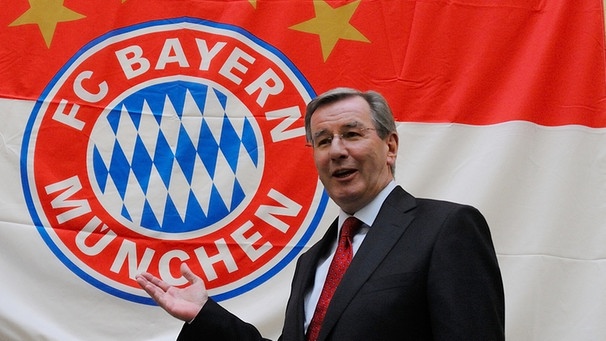 Karl Hopfner, designierter Präsident des FC Bayern, vor Vereinsfahne | Bild: picture-alliance/dpa