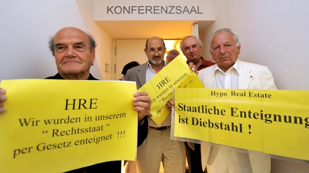Ehemalige HRE-Aktionäre protestieren gegen staatliche Enteignung | Bild: picture-alliance/dpa
