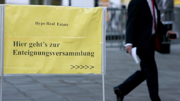 "Enteignungs"-Schild auf HRE-Hauptversammlung | Bild: picture-alliance/dpa