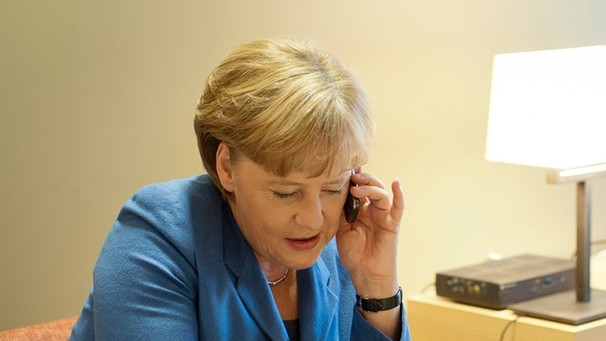 Bundeskanzlerin Merkel telefoniert | Bild: picture-alliance/dpa