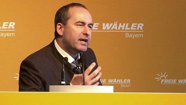 Hubert Aiwanger auf der Landesversammlung der freien Wähler in Traunreut | Bild: BR