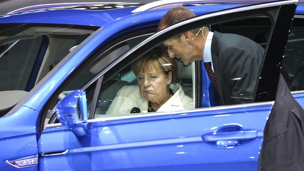 Kanzlerin Merkel am VW-Stand der IAA 2015 | Bild: pa/dpa/Peter Back/Geisler-Fotopress