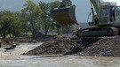 Hochwasserschutzprojekt "Obere Iller": Bagger schaufeln im Flussbett | Bild: picture-alliance/dpa