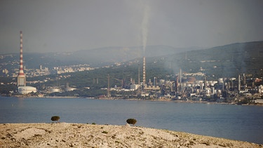 Öl-Raffinerie des INA-Konzerns am Eingang der Bucht von Bakar in der Nähe des kroatischen Rijeka | Bild: picture-alliance/dpa