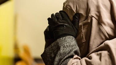 Die Zeugin Amira B. geht am 17.03.2016 über einen Gang im Strafjustizzentrum in München (Bayern) zur Berufungsverhandlung vor dem Landgericht. Vor dem Amtsgericht hatte sich die Muslimin im Prozess um eine angebliche Beleidigungen gegen sie, geweigert ihren Schleier (Niqab) abzulegen | Bild: picture-alliance/dpa/Andreas Gebert