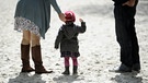 ARCHIV - Die 18 Monate alte Elisa mit ihren Eltern, aufgenommen am 16.04.2011 auf einem Spielplatz in München (Bayern). | Bild: picture-alliance/dpa/Andreas Gebert