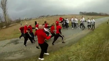 Dänische Hooligans gehen aufeinander los. | Bild: screenshot youtube