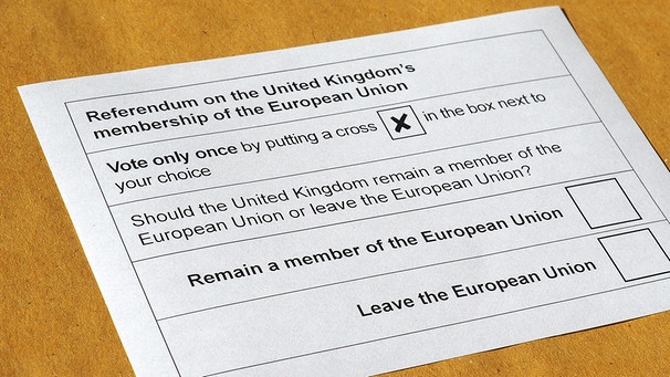 Ein Wahlzettel zum Volksentscheid über den Brexit liegt auf einem Tisch | Bild: colourbox.com