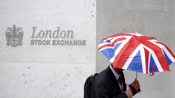 Regen in Großbritannien. | Bild: Reuters/Toby Melville