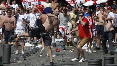 Englische Fans bei Krawallen in Marseille | Bild: picture-alliance/dpa/Guillaume Horcajuelo
