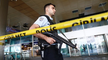 Bewaffneter Polizist patroulliert vor dem Flughafen in Istanbul nach dem Anschlag | Bild: dpa-Bildfunk/SEDAT SUNA
