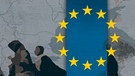 Illustration: Flüchtlinge vor Kartenausschnitt, Symbol: EU-Sterne | Bild: BR
