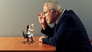Symbolbild: Überproportional großer Mann blickt auf winzige Frau im Chefsessel herab | Bild: colourbox.com