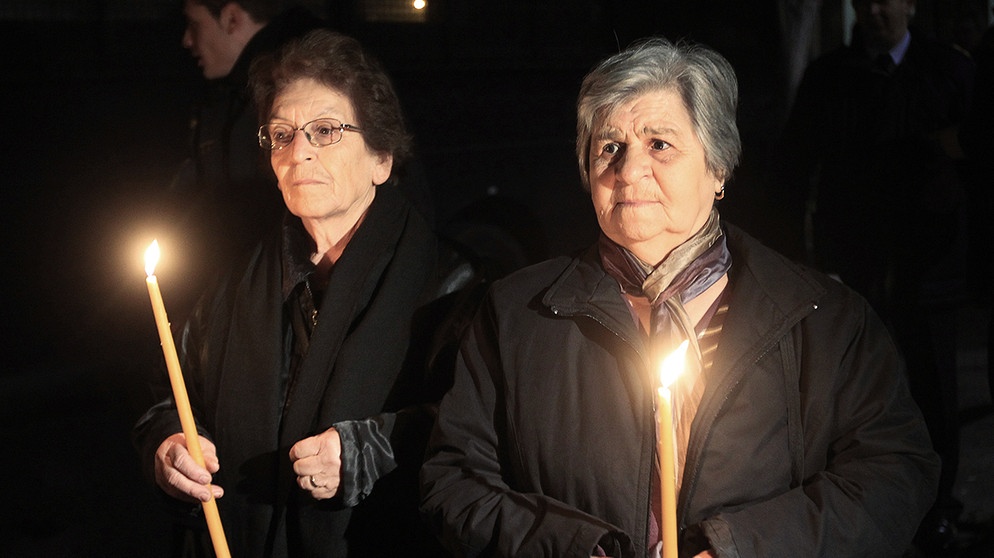 Überlebende des NS-Massakers in Distomo (Griechenland) und deren Familien bei einer Demo vor der Deutschen Botschaft in Athen am 6. Januar 2011 | Bild: picture-alliance/dpa