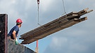 Ein Bauarbeiter auf einer Baustelle | Bild: picture-alliance/dpa/Wolfram Kastl