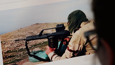 Symbolbild: Auf einem Computerbildschirm ist ein IS-Kämpfer zu sehen | Bild: dpa-Bildfunk/Oliver Berg