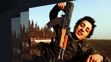 Ein IS-Kämpfer präsentiert sich mit einem Maschinengewehr | Bild: Twitter; Montage: BR