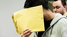 Archivbild: Der Angeklagte Harun P. versteckt vor dem Auftakt im Prozess im Oberlandesgericht sein Gesicht hinter einem Umschlag. | Bild: dpa-Bildfunk