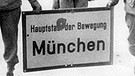 Einmarsch der amerikanischen Truppen am 30. April 1945 in München. Amerikanische Soldaten mit dem Ortsschild mit der Aufschrift "München. Hauptstadt der Bewegung." | Bild: Scherl/Süddeutsche Zeitung Photo