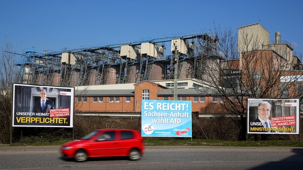 Wahlplakate von CDU und AfD stehen am 09.03.2016 vor einem Industriegebiet in Bernburg (Sachsen-Anhalt) | Bild: picture-alliance/dpa