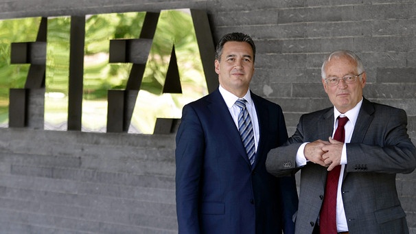 Hans-Joachim Eckert und Michael Garcia vor dem FIFA-Logo | Bild: picture-alliance/dpa