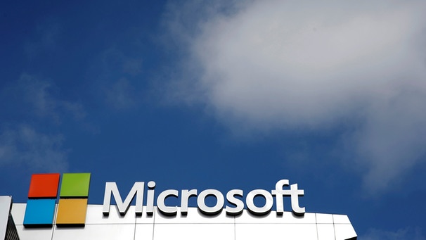 Microsoft Logo neben einer Wolke | Bild: picture-alliance/dpa