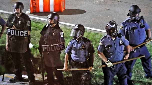 Polizeieinheiten auf der Interstate 94 bei Protestkundgebungen gegen die Erschiessung von Philando Castile bei einer Polizeikontrolle | Bild: Reuters (RNSP)/ADAM BETTCHER