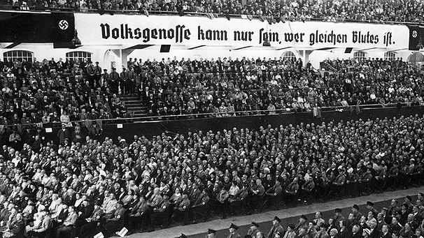 Julius Streicher verteidigt während einer Rede die Nürnberger Gesetze im Sportpalast in Berlin, im Hintergrund das Transparent: 'Volksgenosse kann nur sein, wer gleichen Blutes ist'. | Bild: Scherl/Süddeutsche Zeitung Photo