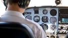 Flugzeugpilot mit Cockpit | Bild: picture-alliance/dpa