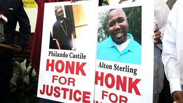 Demonstranten halten Bilder der von  der Polizei erschossenen Afroamerikaner , Alton Sterling (rechts) aus Louisiana, and Philando Castile (links) aus Minnesota bei einer Demonstration in Los Angeles | Bild: picture-alliance/dpa/Mike Nelson