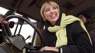 Claudia Roth  nimmt am 25.3.2001 in Gorleben in einem Traktor an der so genannten "Stunkparade" teil | Bild: dpa/Kay Nietfeld