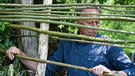 Jürgen Trittin hilft am 02.07.2013 auf dem Gelände des Nabu- und Informationszentrums Blumberger Mühle in der Uckermark beim Bau eines Weidenpavillons | Bild: dpa/Patrick Pleul