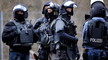 Symbolbild: Polizei - Spezialkräfte bei Razzia | Bild: picture-alliance/dpa