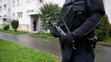 Polizisten sichern am 08.10.2016 weiträumig ein Wohngebiet in Chemnitz (Sachsen) ab.  | Bild: picture-alliance/dpa