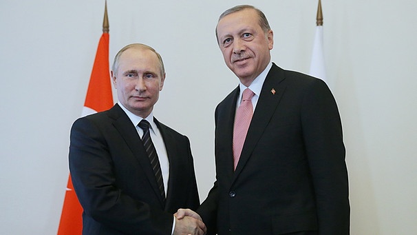 Präsident Recep Tayyip Erdogan schüttelt dem Vladimir Putin die Hände | Bild: dpa/Mikhail Metzel