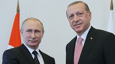 Präsident Recep Tayyip Erdogan schüttelt dem Vladimir Putin die Hände | Bild: dpa/Mikhail Metzel