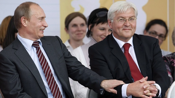  ARCHIV - Bundesaußenminister Frank-Walter Steinmeier (SPD) und der damalige russische Ministerpräsident Wladimir Putin (l) unterhalten sich am 10.06.2009 bei einem Richtfest des Föderalen Zentrums für Kinderhämatologie in Moskau. | Bild: picture-alliance/dpa