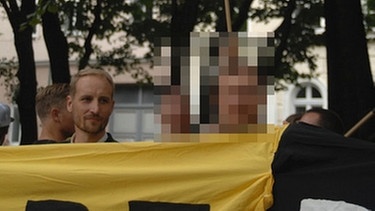 Bundeswehroffizier (verpixelt rechts im Bild) neben stellv. Bundesvorsitzendem der "Identitären", Sebastian Zeilinger, bei Kundgebung der "Identitären Bewegung" | Bild: Robert Andreasch