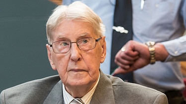 Der ehemalige SS-Wachmann Reinhold Hanning sitzt am 17.06.2016 im Landgericht in Detmold auf der Anklagebank.  | Bild: picture-alliance/dpa