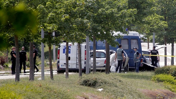 Die Ermittler der Polizei auf dem Gelände einer Industriegas-Fabrik  in der Nähe der südfranzösischen Stadt Lion  | Bild: dpa-Bildfunk
