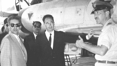 Der König von Nepal, Mahendra Bir Bikram Shah Dev (links) während eines Besuchs in Israel in Begleitung von Verteidigungsminister Shimon Peres (Mitte) and Air Force Kommandeur Maj. Gen. Ezer Weizman (rechts), 1958. | Bild: Israelisches Verteidigungsministerium
