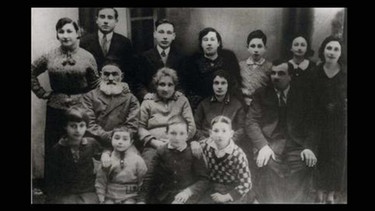 Simon Peres inmitten seiner Familie, um 1930 | Bild: Israel National Photo Collection